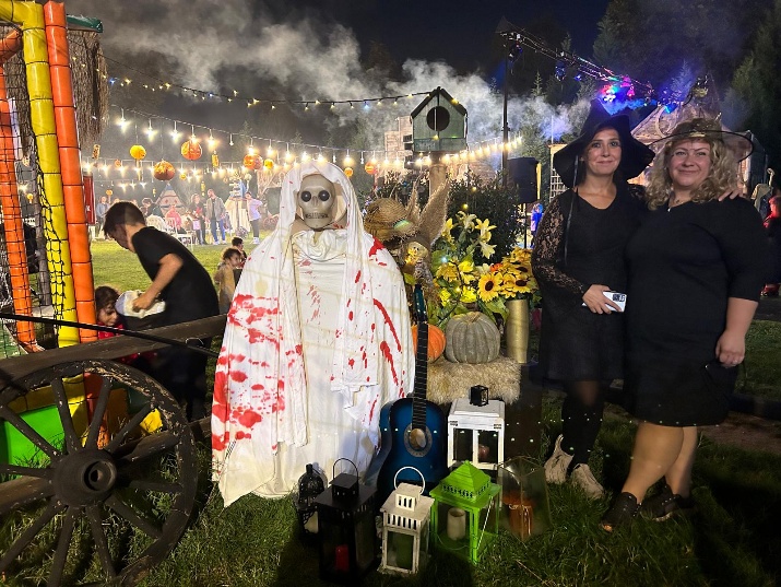 Halloween gecesinde Kovboy Kasabası'ndaki kostümlü misafirler ve korku dekorları