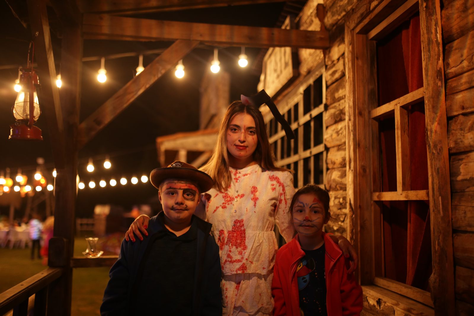 Halloween etkinliğinde kostümlü çocuklar