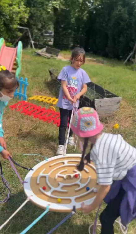 Çocuklar açık hava labirent oyununa katılıyor