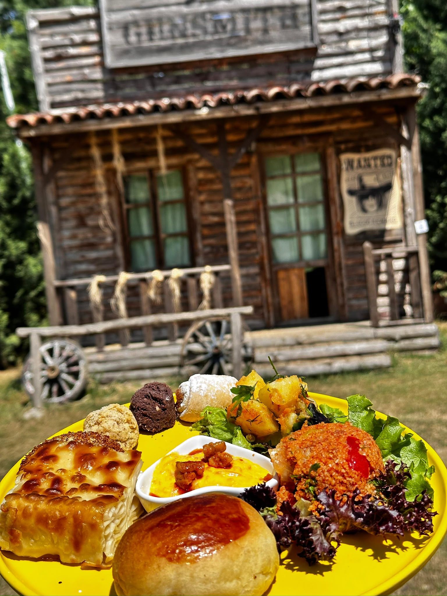 Kovboy kasabası dekoru önünde yemek tabağı